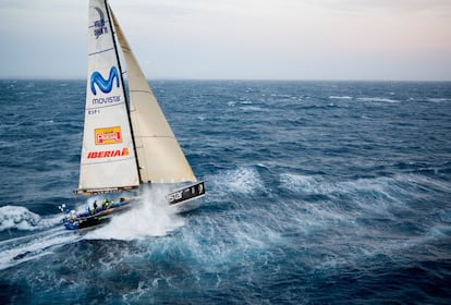 El Movistar navega con mal tiempo cerca de Melbourne en la Volvo Ocean Race 2005-06.