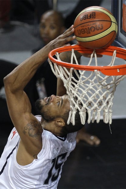 Tyson Chandler machaca de espaldas a la canasta durante el partido contra Angola.