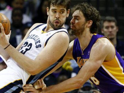 Marc y Pau Gasol, en un lance de partido.