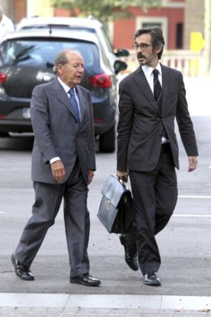 El expresidente del Barcelona, José Luis Núñez, acompañado de su abogado.