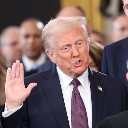 Washington (United States), 20/01/2025.- Donald Trump is sworn in as the 47th US President in the US Capitol Rotunda in Washington, DC, USA, 20 January 2025. EFE/EPA/KEVIN LAMARQUE / POOL
