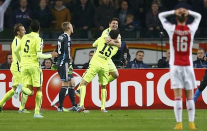 Messi celebra junto a Bartra el gol del Barcelona.