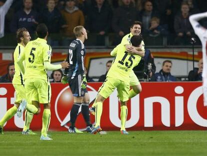 Messi celebra junto a Bartra el gol del Barcelona.