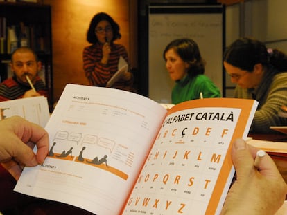 Un libro de catalán en un centro de educación para adultos.