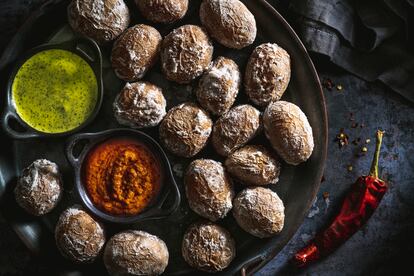 Papas arrugas con mojo, un clásico de la gastronomía canaria. 