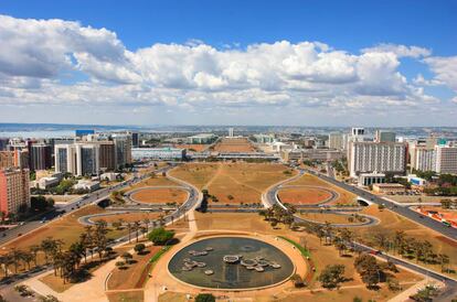 Brasilia: el Gobierno, de la mano del arquitecto Oscar Niemeyer, se inventó esta ciudad en plena sabana tropical brasileña.