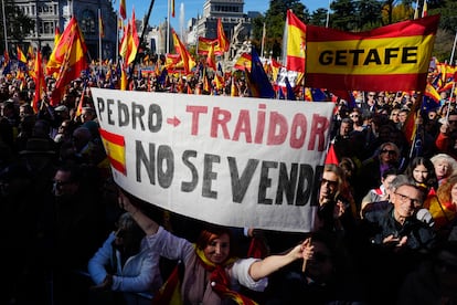 Miles de personas abarrotan con pancartas y banderas las inmediaciones de la plaza de Cibeles. 