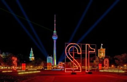 Vista nocturna de la Torre de Televisión (Fernsehturm), en Alexanderplatz, emblema de Berlín.