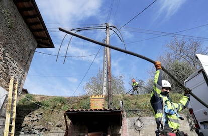 Operarios reparan un cable de telefonía en Karrantza.