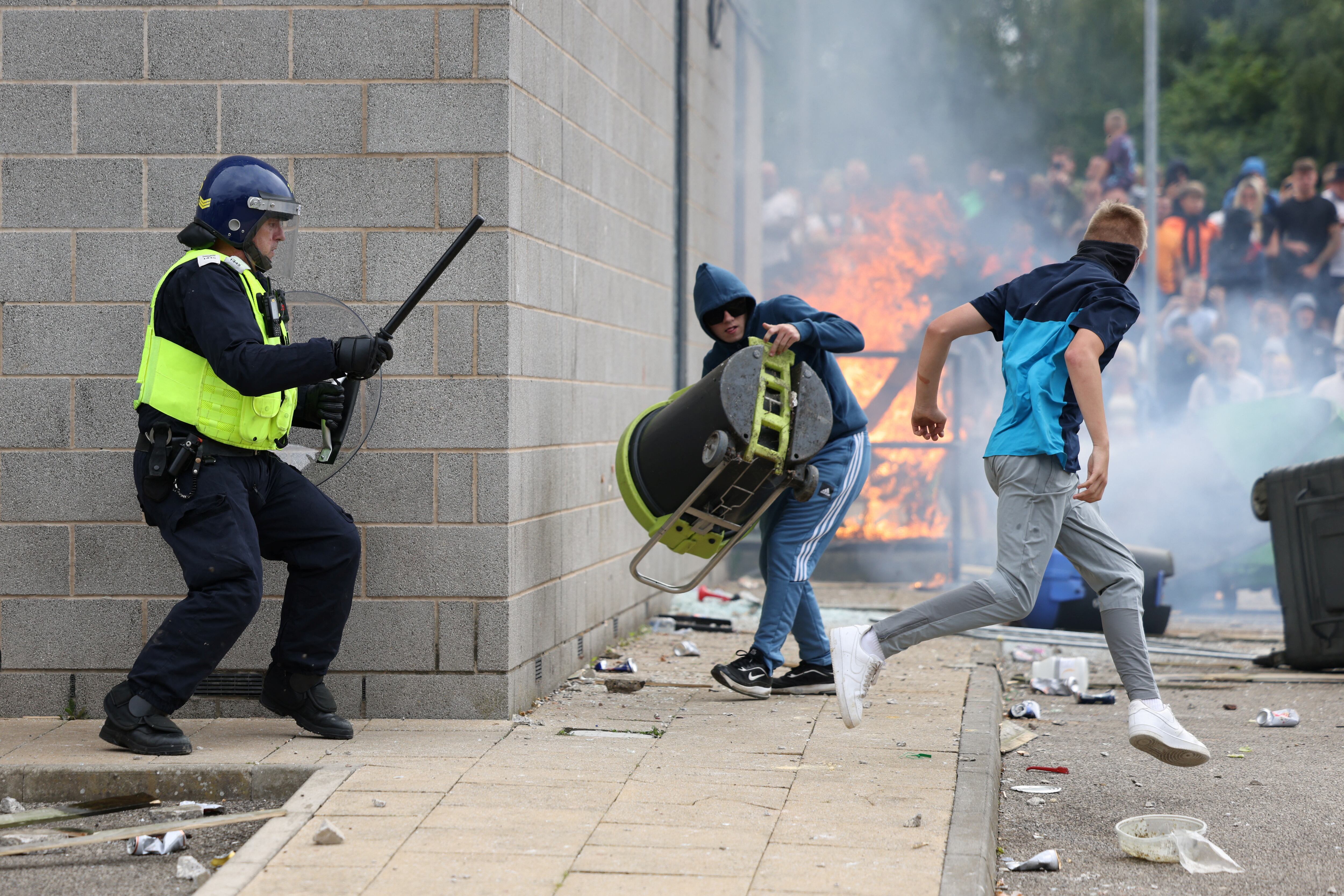 La convocatoria hoy de 30 manifestaciones antiinmigración eleva la tensión en el Reino Unido 