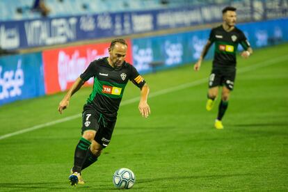 Nino, delantero del Elche, controla un balón este domingo en el partido ante el Zaragoza.