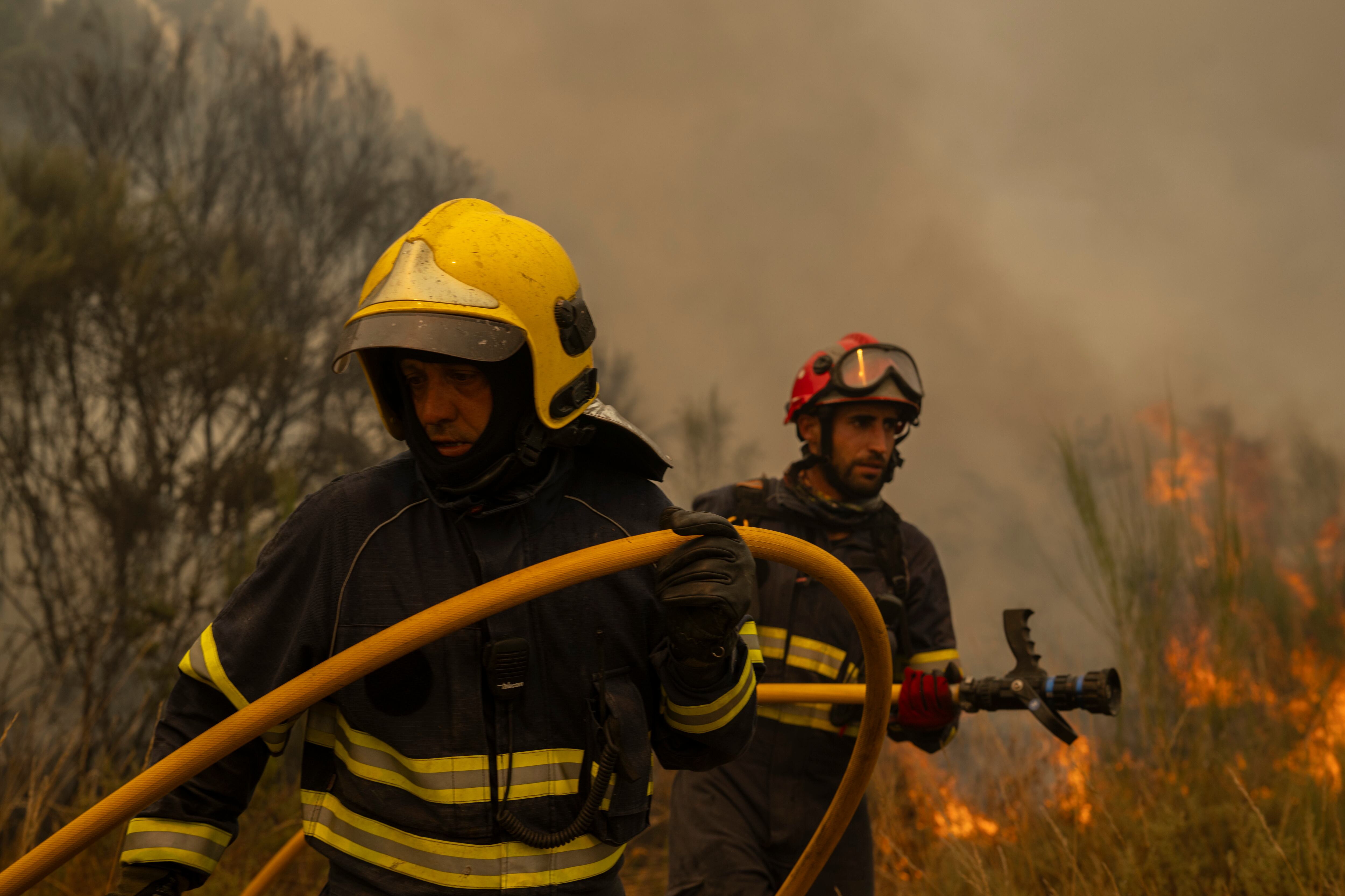 Los que se enfrentan al fuego en Ourense no atisban el final: “No queda otra que aguantar”