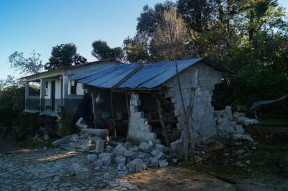 Con algunas de sus pertenencias a cuestas, miles de familias mexicanas de los Estados de Chiapas y Tabasco han abandonado estos días sus viviendas.