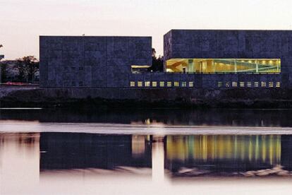 Palacio de Congresos y Exposiciones de Mérida, en la ribera del Guadiana, proyectado por los arquitectos Fuensanta Nieto y Enrique Sobejano.