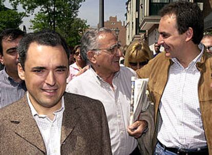 Rafael Simancas (izquierda) y José Luis Rodríguez Zapatero, ayer en Torrejón de Ardoz (Madrid).
