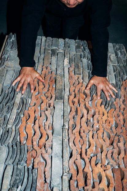 Wang Shu, junto a una maqueta suya en la Bienal Mugak, en San Sebastián.