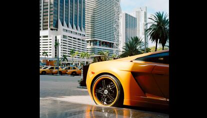 Un lujoso Lamborghini amarillo aparcado en el Downtown, el centro de Miami. 