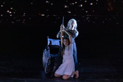 Las sopranos Serena Sáenz (de rodillas) y Rainelle Krause (de pie) durante el aria ’Der Hölle Rache‘, en el segundo acto de ‘La flauta mágica‘, el pasado jueves en Valencia.