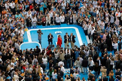 Rita Barberá, Mariano Rajoy y Camps, arropados por miles de simpatizantes del PP en la plaza de toros de Valencia.