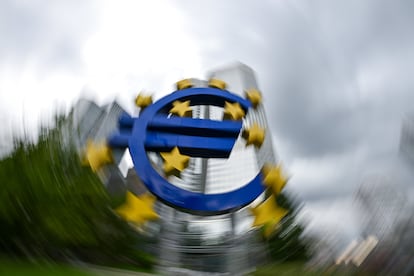Escultura del euro en la sede del BCE en Fráncfort.  