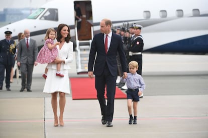 El príncipe Guillermo de Inglaterra, duque de Cambridge, y su esposa Kate, duquesa de Cambridge con sus hijos los príncipes Jorge y Carlota, de 3 y 2 años respectivamente, a su llegada al aeropuerto de Varsovia (Polonia) este lunes.