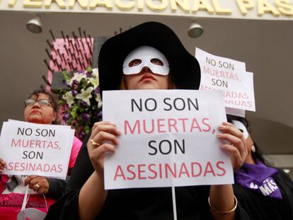 Mujeres sostienen carteles que dicen 'No están muertas, son asesinadas' durante una protesta para conmemorar el Día Internacional de la Mujer en Ciudad Juárez, México.