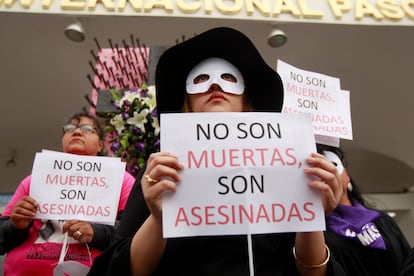 Mujeres sostienen carteles que dicen 'No están muertas, son asesinadas' durante una protesta para conmemorar el Día Internacional de la Mujer en Ciudad Juárez, México.