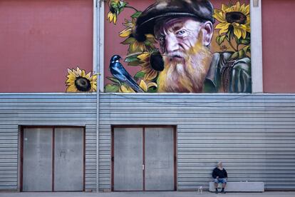 Este fin de semana, 4 y 5 de mayo, Penelles acoge <a href="http://www.gargarfestival.com/" target="_blank">el Gargar Festival de Murals i dArt Rural</a>. La cita, nacida hace tres a?os, toma el nombre de la voz de un ave esteparia de la zona, la ganga, tan amenazada de extincin como sus pueblos. <br>En la imagen, una obra realizada con aerosol por Lily Brik durante la primera edicin del festival (2016), sobre la fachada del polideportivo municipal.</br>