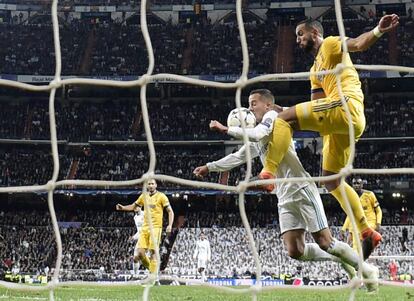 Andrea Agnelli, presidente del Juventus, pidió que cuanto antes se implante el uso de la tecnología en la Liga de Campeones y consideró que el colegiado inglés Michael Oliver, que dirigió el partido ante el Real Madrid, será el que más triste se vaya al ver que el penalti que decretó en la prolongación no fue. En la imagen, Benatia (derecha) desequilibra a Lucas Vázquez en el área de la Juventus.