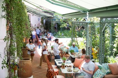 Clientes en la terraza de un hotel de Marbella (Málaga), la semana pasada.