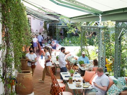 Clientes en la terraza de un hotel de Marbella (Málaga), la semana pasada.