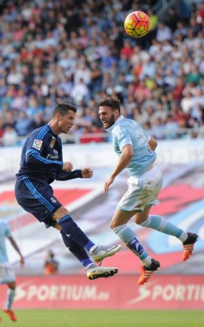 Cristiano remata de cabeza ante Sergi Gómez.