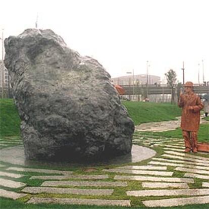 La escultura <i>Maia,</i> de William Tucker, en el paseo de la Memoria de Bilbao.