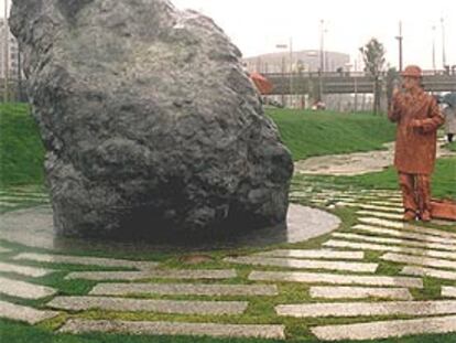 La escultura <i>Maia,</i> de William Tucker, en el paseo de la Memoria de Bilbao.