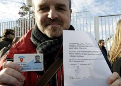 Un trabajador de Radiotelevisión Valenciana (RTVV) hace cola esta mañana, junto a un centenar de trabajadores, en las puertas del centro de formación de la empresa pública, donde están presentando un escrito para dejar constancia de que no se les deja acceder a su puesto de trabajo.