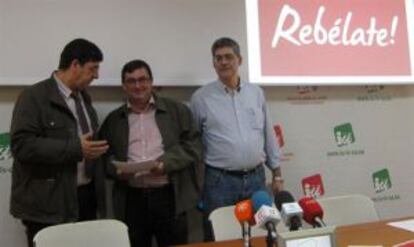 Diego Valderas y José Luis Centella, en el centro, en una imagen de archivo.