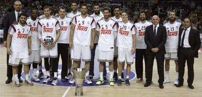 Jugadores y entrenadores del Madrid posan junto al trofeo de la Euroliga