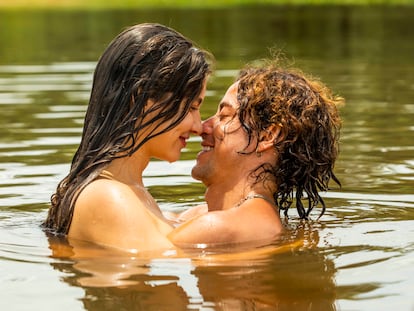 Juma y Jove se besan en una escena de la telenovela brasileña 'Pantanal'.