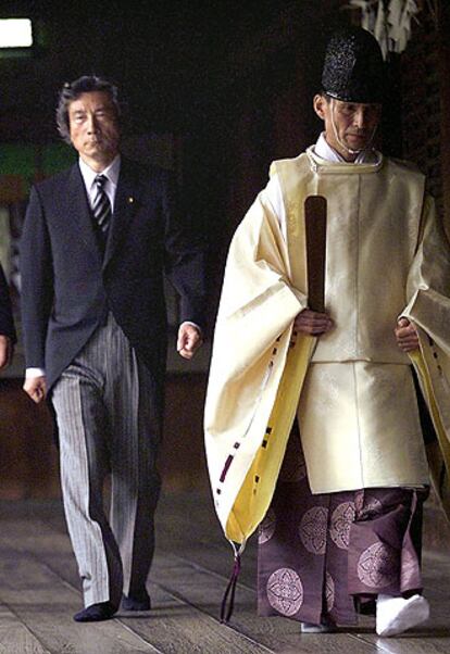 Junichiro Koizumi (izquierda) visita el santuario de Yasukuni (Japón), en 2001.