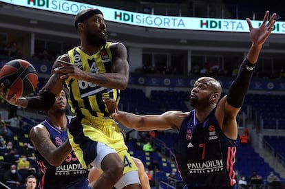 Brown busca el pase ante Tyus. Euroleague