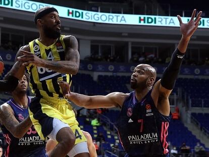 Brown busca el pase ante Tyus. Euroleague