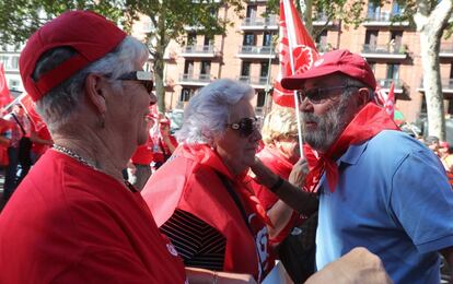 El exsecretario general de UGT, Candido Méndez, saluda a varias participantes.  