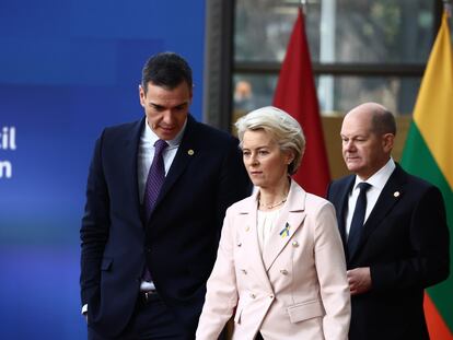 El presidente del Gobierno, Pedro Sánchez, con la presidenta de la Comisión Europea, Ursula Von der Leyen, y el canciller alemán, Olaf Scholz.