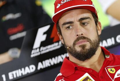 Fernando Alonso anuncia en rueda de prensa que deja Ferrari, en Abu Dabi.