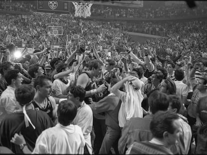 Los aficionados del Estudiantes rodean a Pinone tras ganar al Maccabi de Tel Aviv y clasificar al club para la Final Four de la Liga Europea de baloncesto en marzo de 1992.