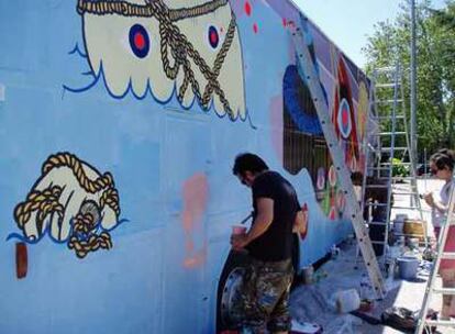 Un autobús <i>grafitteado</i> ha recorrido Madrid esta semana para promocionar el festival Cultura Urbana.