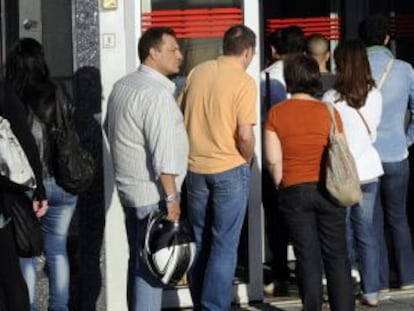 Cola esta mañana en una oficina del antiguo Inem en el centro de Madrid.
