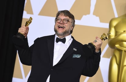 Guillermo del Toro muestra sus dos estatuillas por mejor dirección y película.