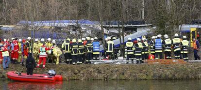 Miembros de emergencias junto a los restos de los trenes accidentados en Bad Aibling (Alemania).