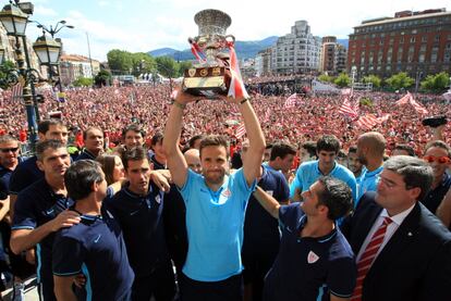 Gurpegui levanta el trofeo de campeón